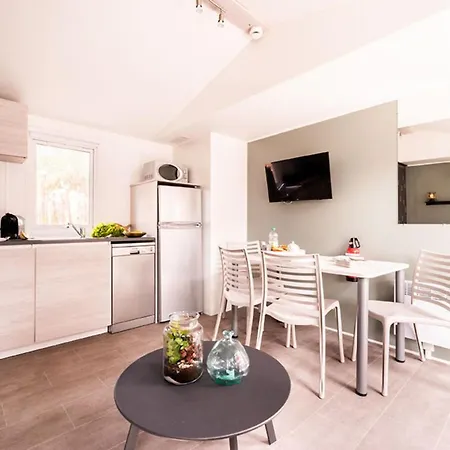 Mobil Confortable Avec Terrasse Pour 6 Personnes - Api-1-52-827 Campingplads